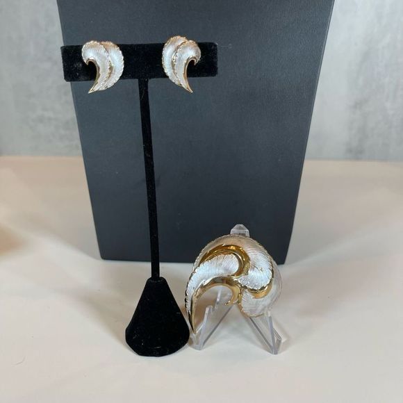 Vintage Coro Feather brooch & clip on earrings Demi parure gold and silver tone - Picture 7 of 15